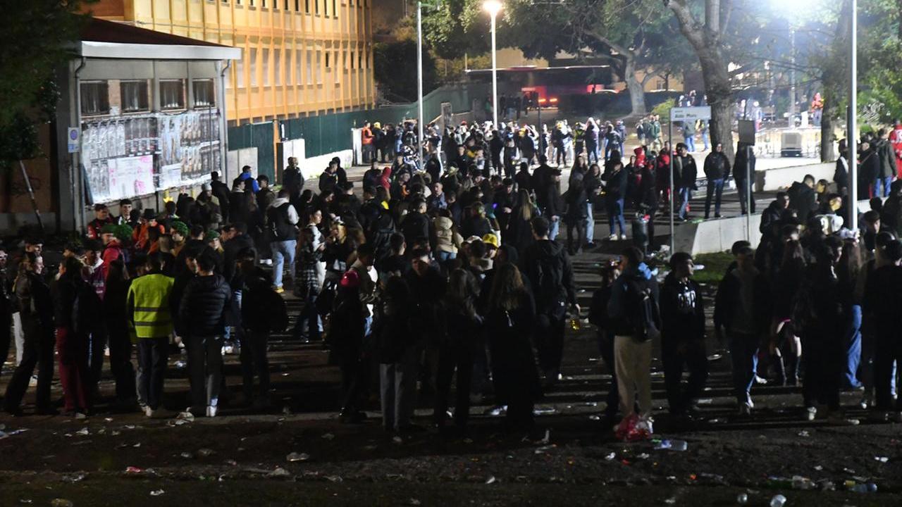 Giovani nel piazzale del tribunale durante il carnevale (archivio)