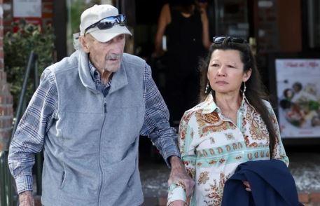 
	Gene Hackman e la moglie&nbsp;Betsy Arakawa in una foto recente

