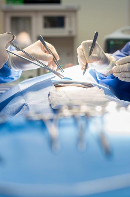 Giovanissimi e insicuri in fila per un intervento estetico