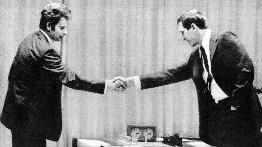 La stretta di mano nella sfida del secolo: a sinistra Spassky, a destra Fischer