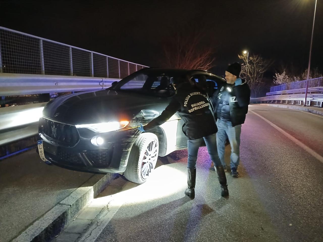 
	I rilievi della polizia scientifica sull'auto abbandonata dai quattro fuggitivi

