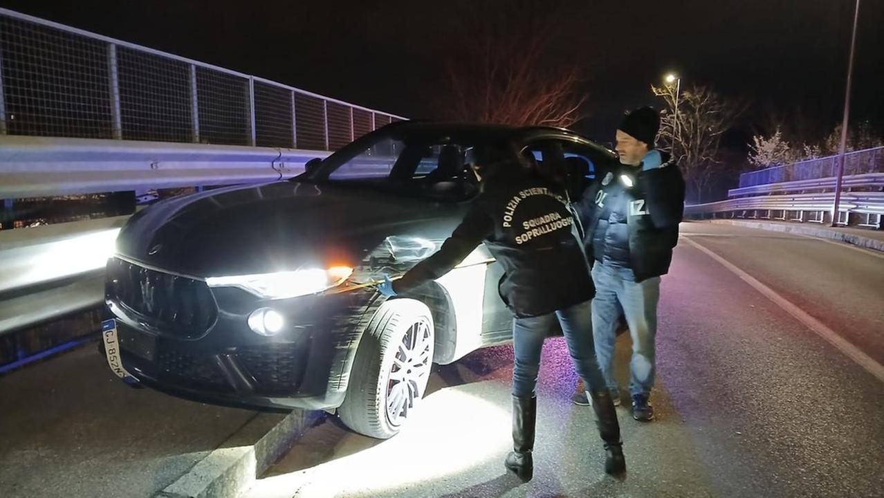 I rilievi della polizia scientifica sull'auto abbandonata dai quattro fuggitivi