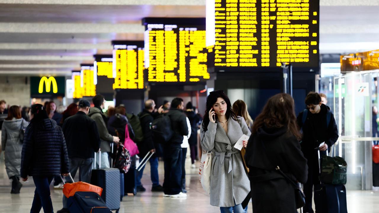 Durante il cambio treno dimenticano la figlia di tre anni in stazione