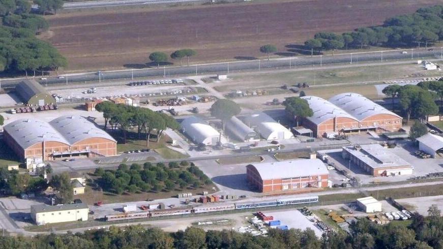 Una veduta aerea della base militare di Camp Darby al confine tra Pisa e Livorno (Foto d’archivio)