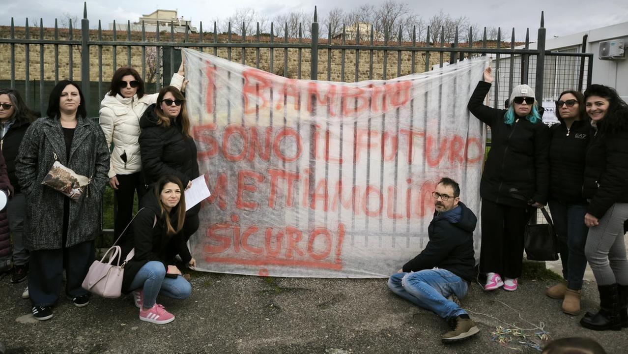 Livorno, allagamenti alle Micheli-Lamarmora: via allo sciopero di protesta dei genitori degli alunni