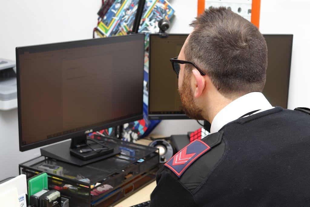 Donna truffata da falsi broker, denunciati i responsabili