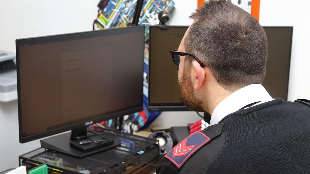 Donna truffata da falsi broker, denunciati i responsabili