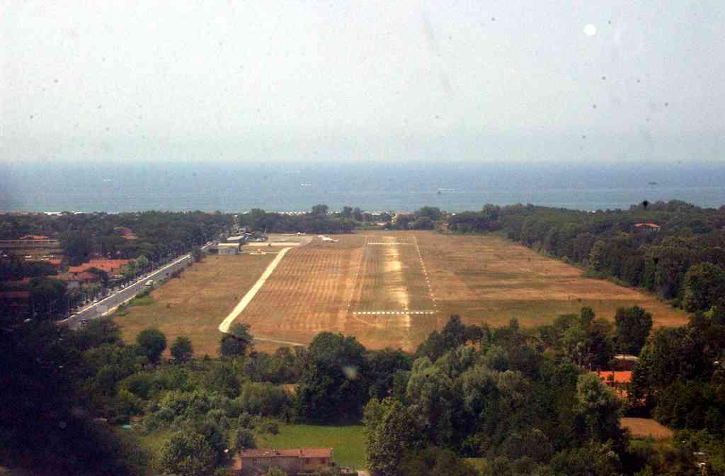 
	Nella foto qui sopra la pista dell&rsquo;aeroporto di Massa-Cinquale

