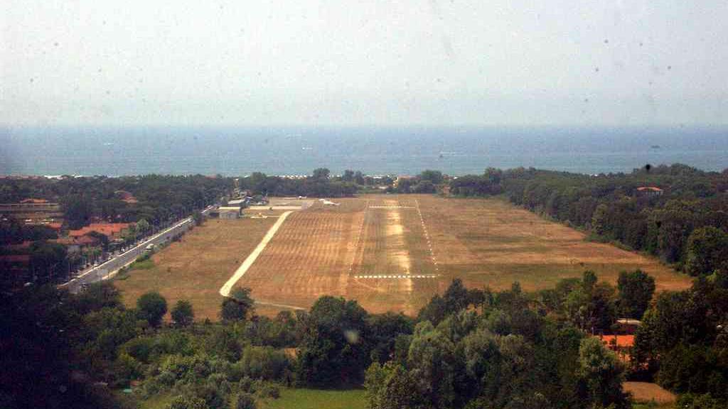 Nella foto qui sopra la pista dell’aeroporto di Massa-Cinquale