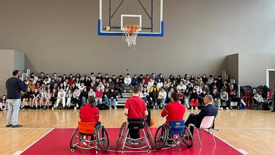 Studenti protagonisti del basket in carrozzina per “Tu sì che vali”