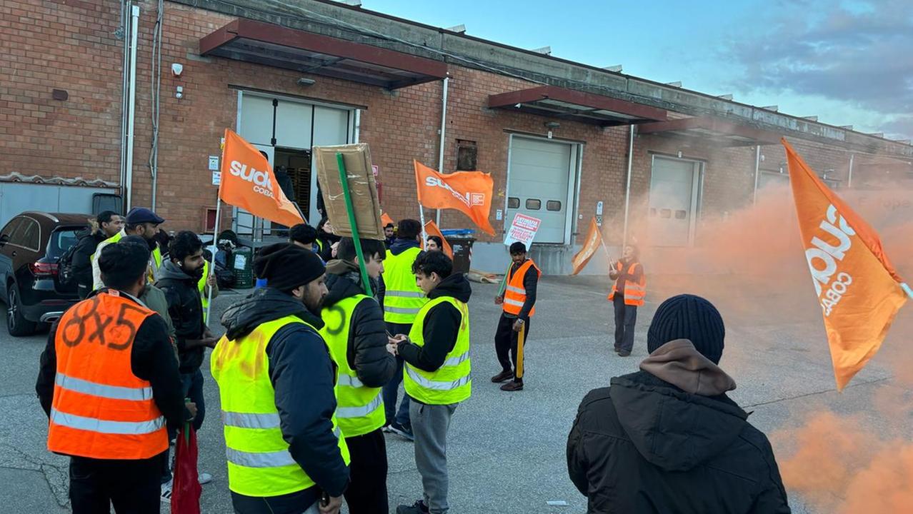 Il presidio dei lavoratori davanti alla Xin Shun Da di via dei Confini