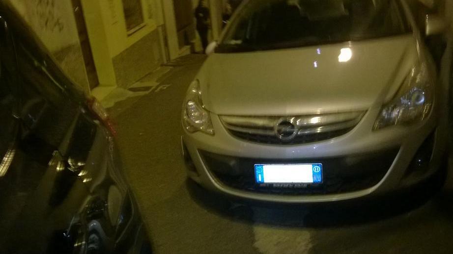 Parcheggio selvaggio in via Cavour