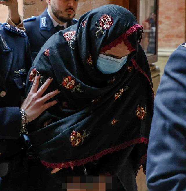 Processo Saman, mamma Nazia in aula per la prima volta e rivede il marito Shabbar