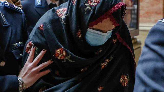 Processo Saman, mamma Nazia in aula per la prima volta e rivede il marito Shabbar