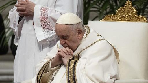 Papa Francesco, l’aggiornamento: «Crisi di broncospasmo, peggiora il quadro respiratorio»