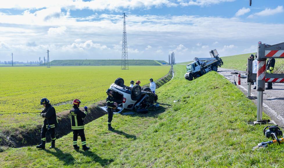 Schianto auto-camion, la prima ricostruzione dell'incidente in cui Dennis Vincenzi è morto