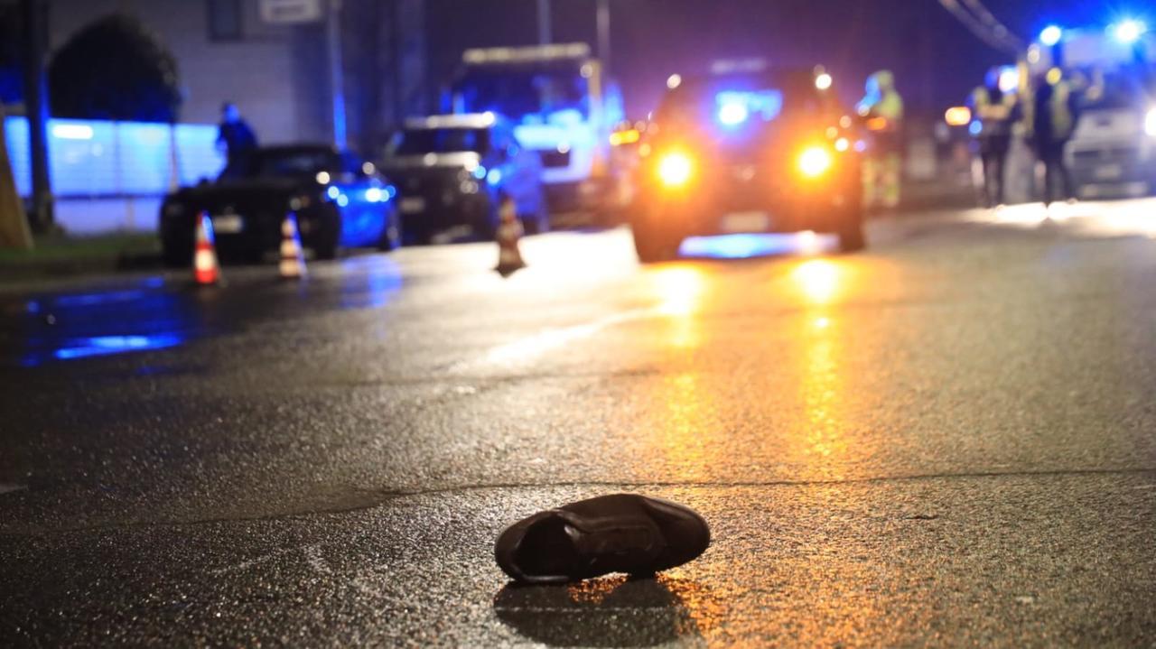 Travolto mentre attraversa la strada: gravissimo un uomo di 69 anni – Video