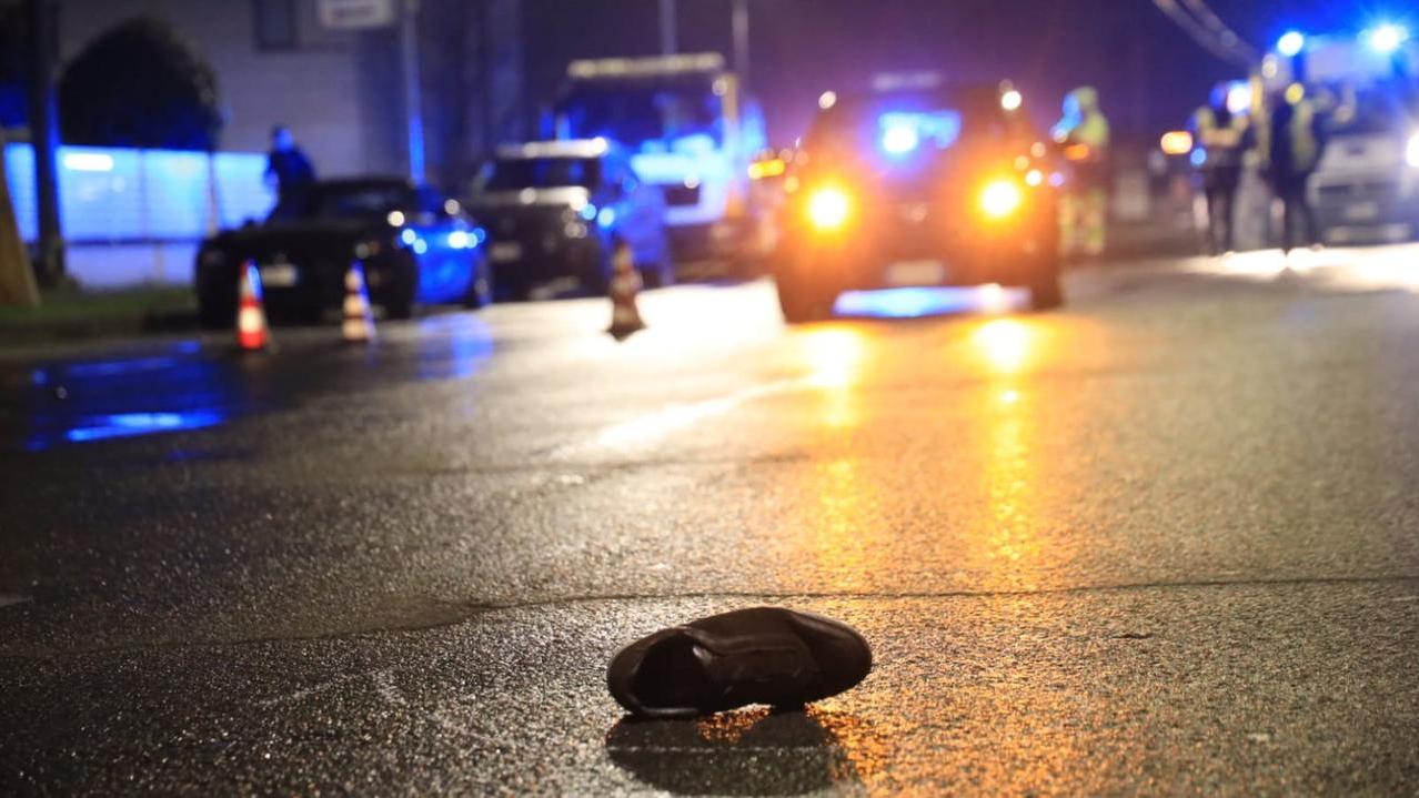 Travolto mentre attraversa la strada: gravissimo un uomo di 69 anni – Video