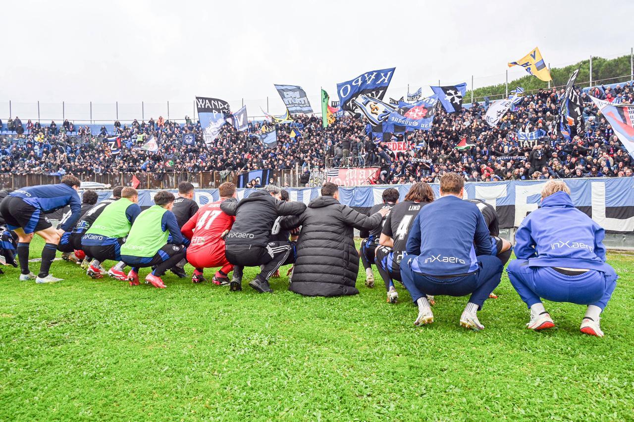 
	I giocatori del Pisa in festa sotto la curva nord (foto Stick)

