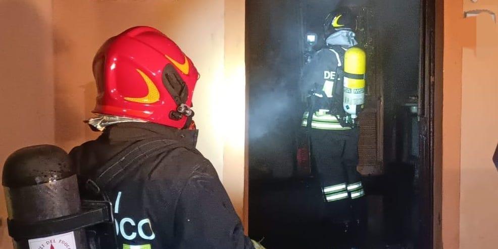 Prende fuoco la cucina, donna si salva ma le fiamme le bruciano i capelli