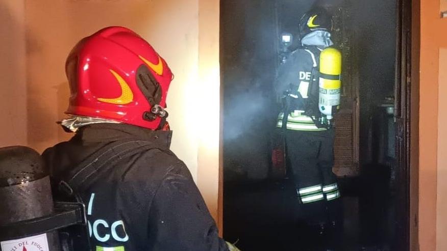 Prende fuoco la cucina, donna si salva ma le fiamme le bruciano i capelli