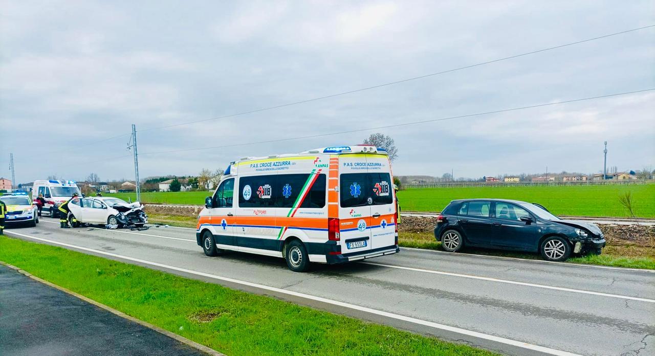 Lentigione, scontro tra due auto: tre feriti