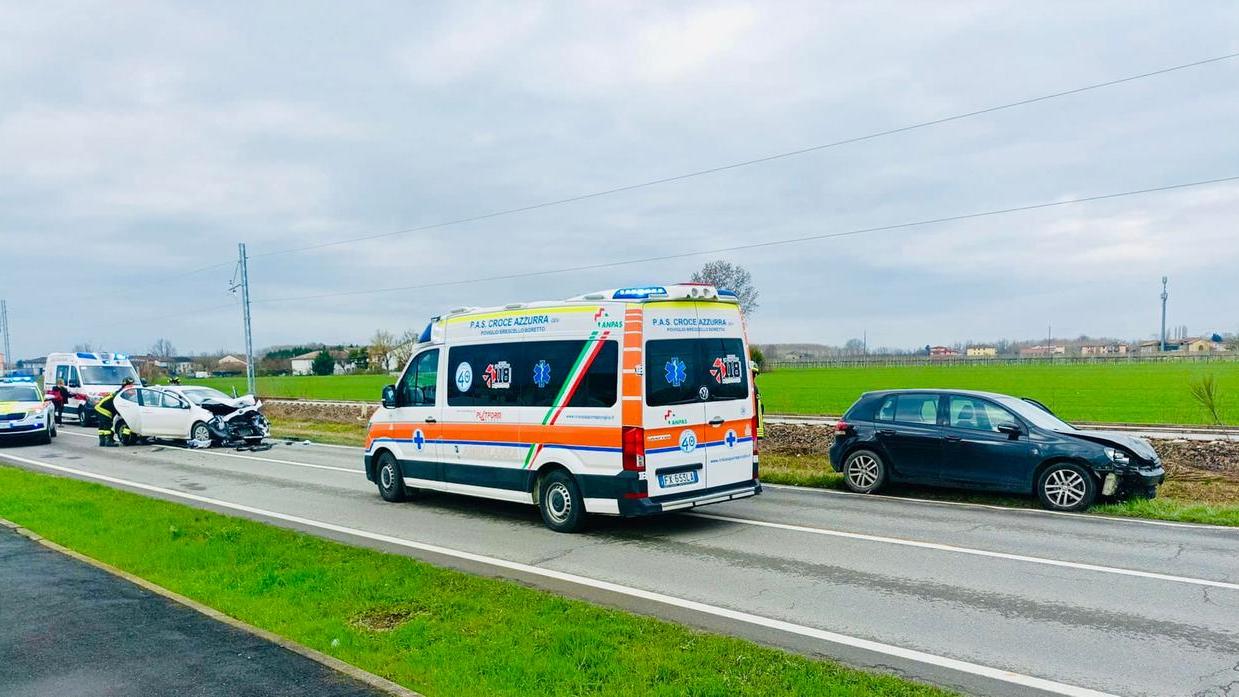 Lentigione, scontro tra due auto: tre feriti