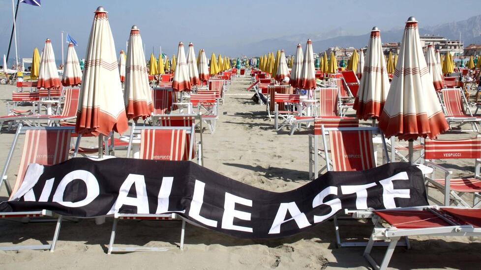 Un’immagine della protesta contro le aste su una spiaggia della Versilia