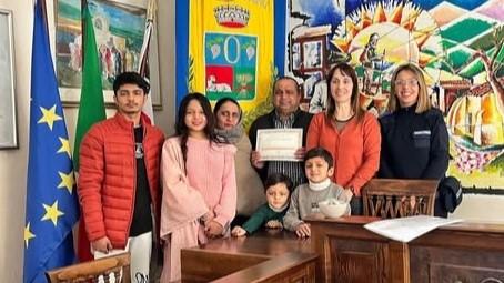 Famiglia pakistana sceglie di vivere Onifai: «Posto perfetto per i nostri bambini»