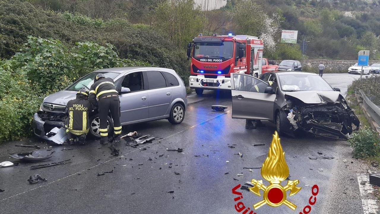 Schianto tra auto alle porte di Nuoro