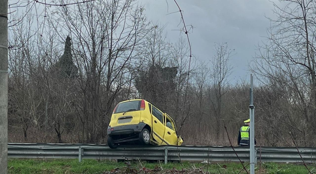 
	L'auto finita sul guardrail

