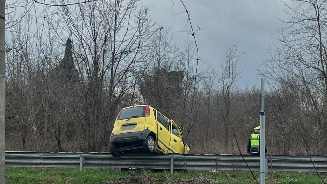 L'auto finita sul guardrail
