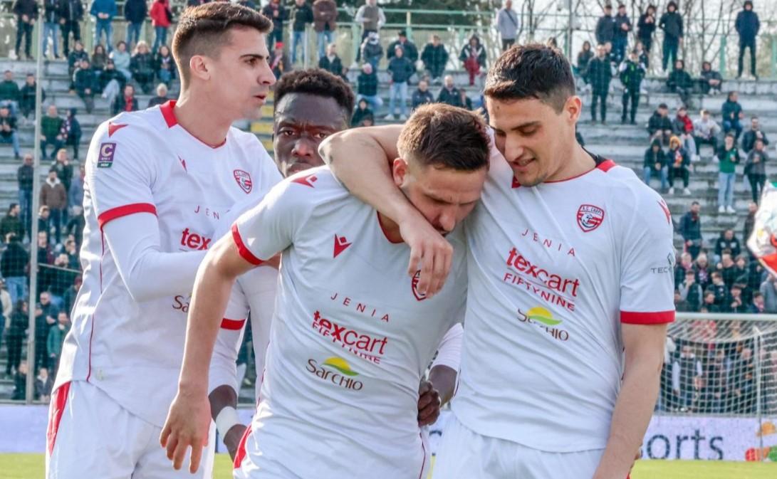 
	Cortesi festeggiato dai compagni

