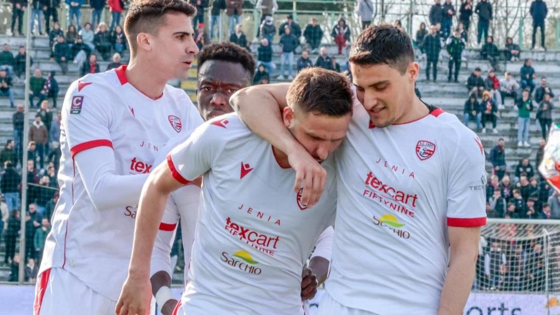 Cortesi festeggiato dai compagni