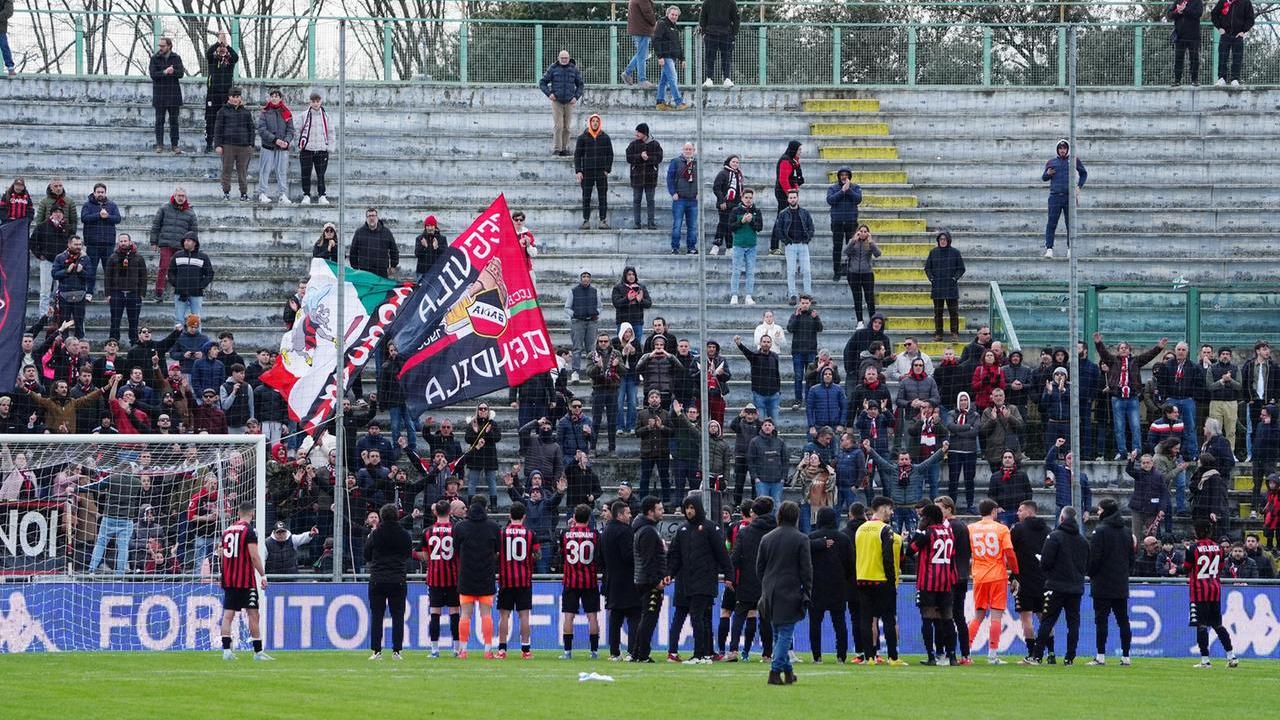 I tifosi della Lucchese a fine partita con i giocatori