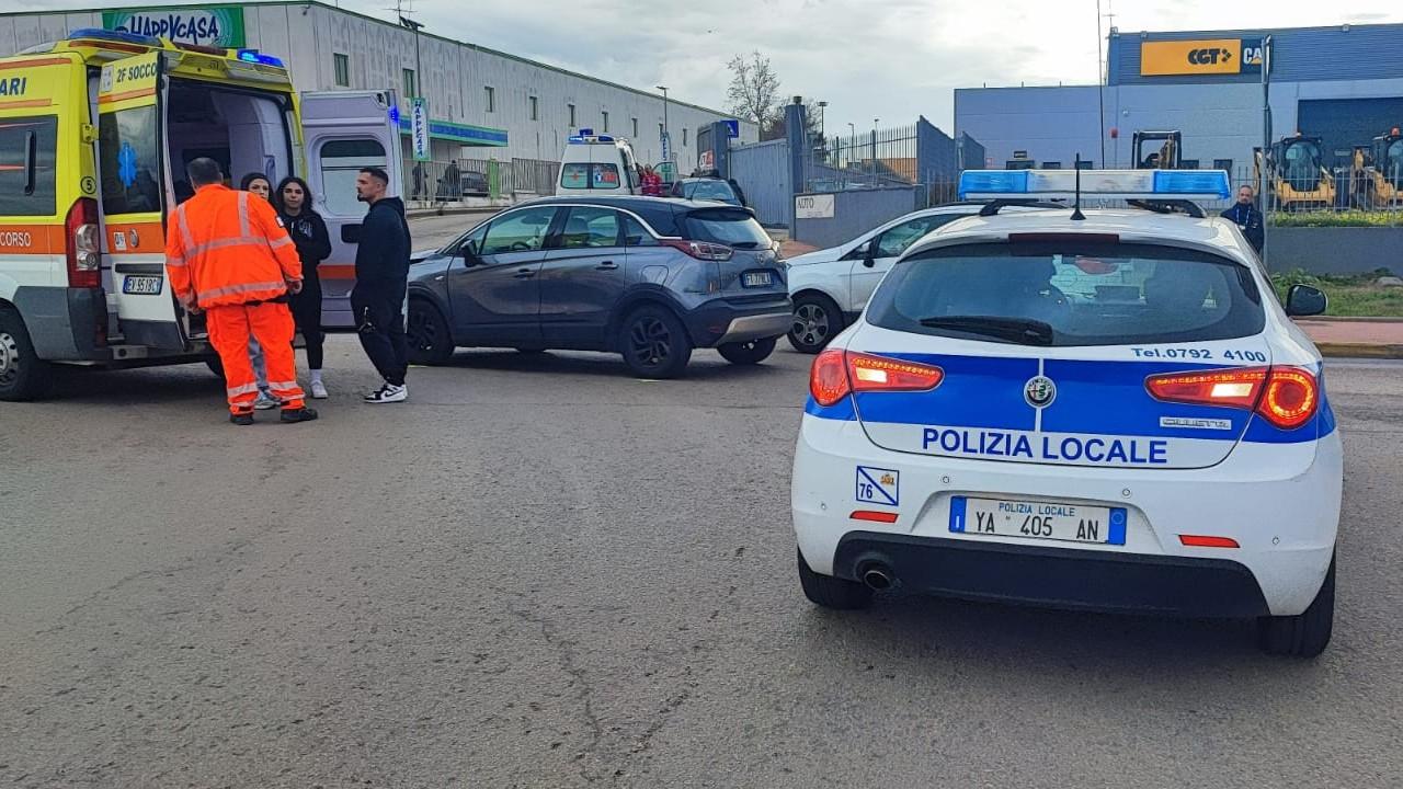 Sassari, scontro tra auto nella rotatoria: lievemente ferite le due donne alla guida