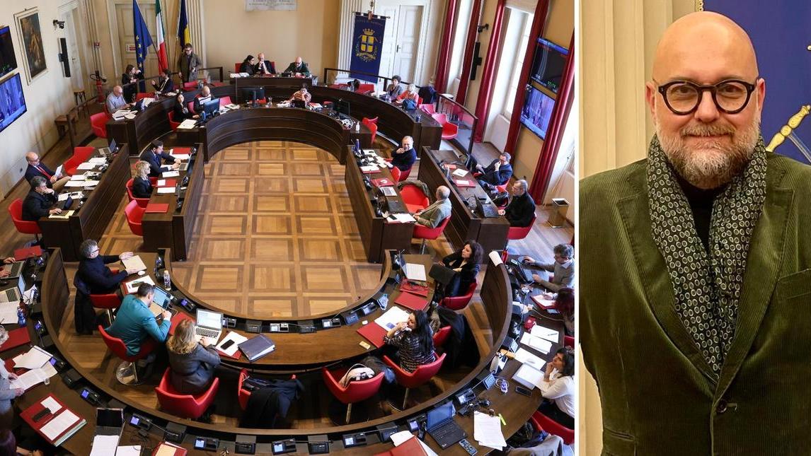 Il consiglio comunale di Modena e il sindaco Massimo Mezzetti