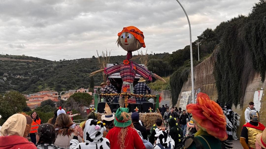 Maschere, carri e allegria al carnevale di Sennori