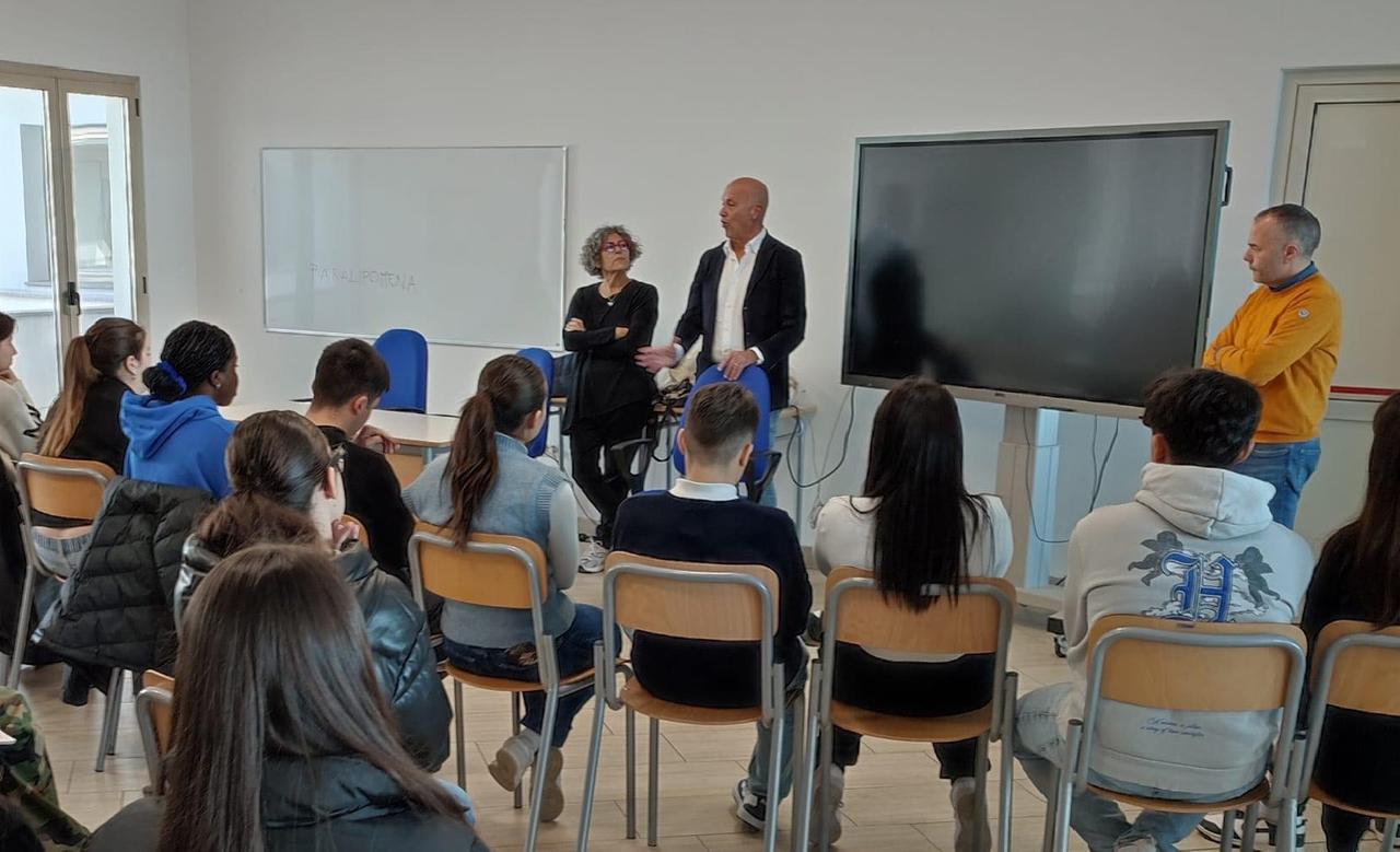 
	Un momento dell'incontro tra studenti e Provincia

