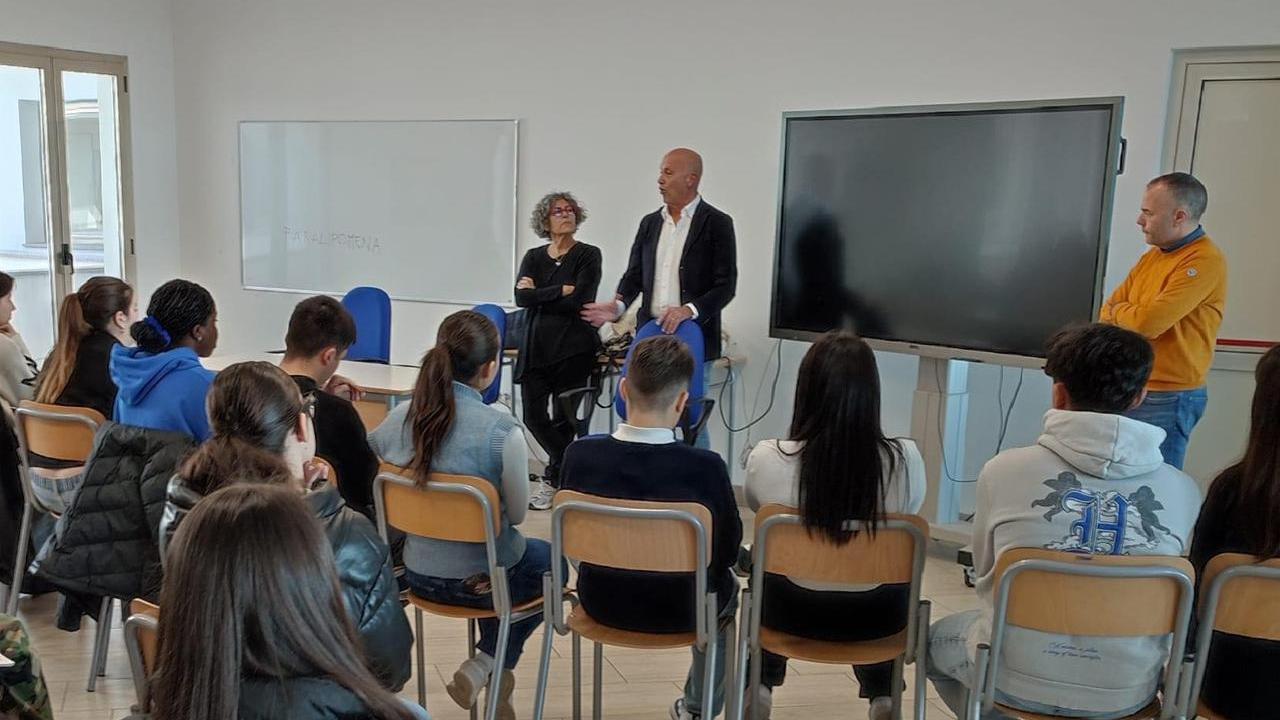 Un momento dell'incontro tra studenti e Provincia