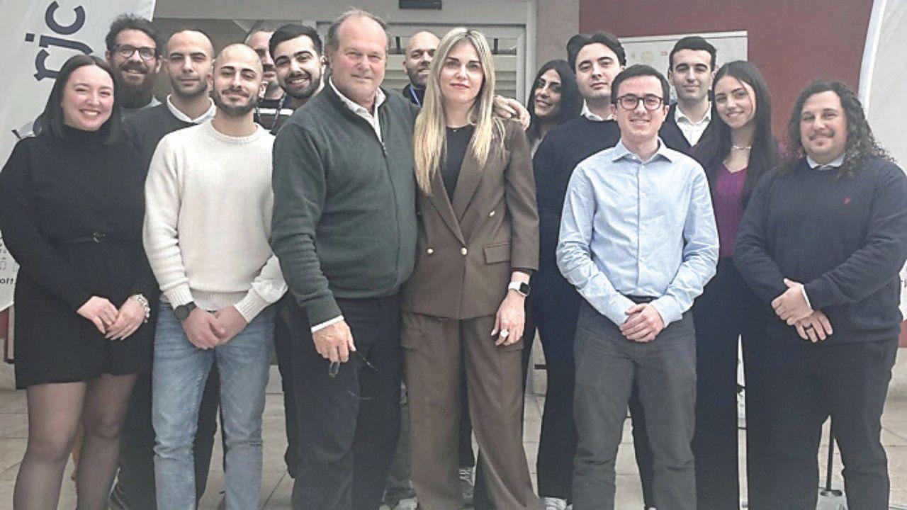 Il gruppo dei dipendenti con l’amministratore delegato