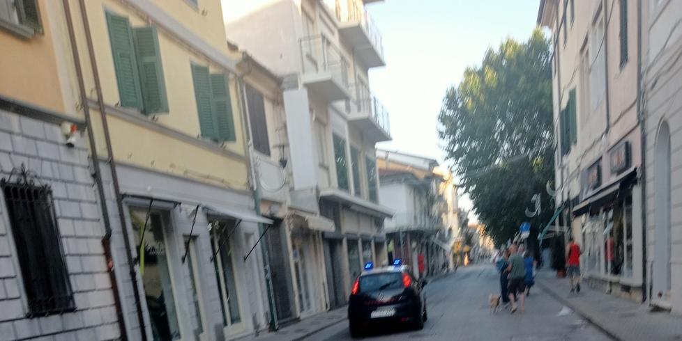 Carabinieri impegnati nei controlli della zona pedonale del mercato