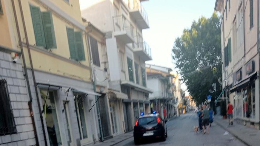 Carabinieri impegnati nei controlli della zona pedonale del mercato