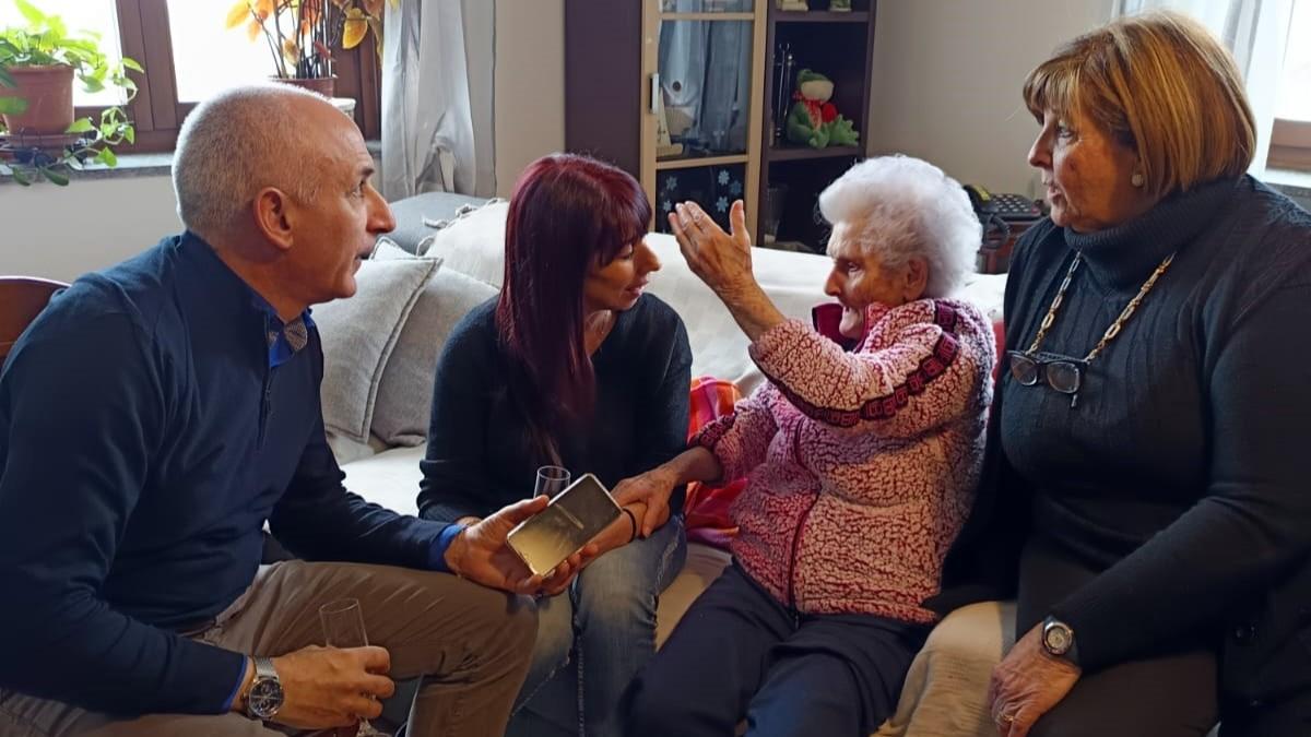 La centenaria è zia della sindaca e lo scoprono entrambe alla festa