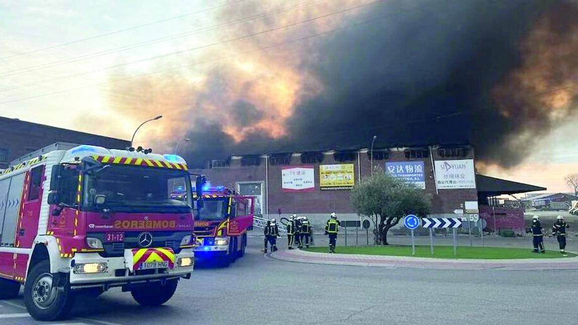 L'incendio a Fuenlabrada nei pressi di Madrid