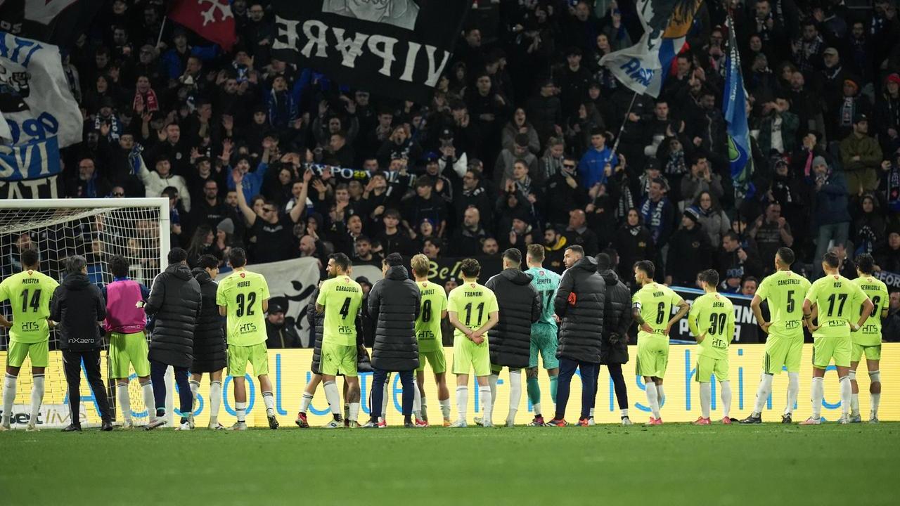 La squadra sotto la curva dei tifosi nerazzurri
