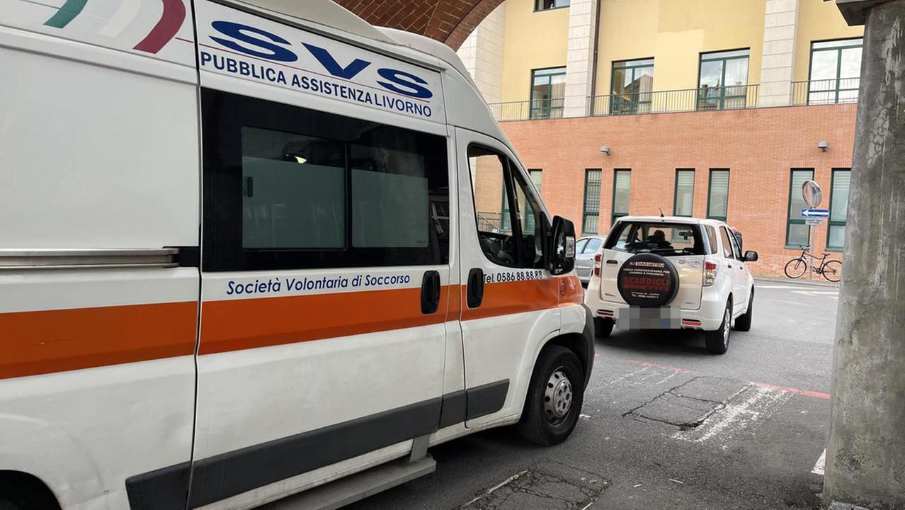 Un'ambulanza della Svs in arrivo al pronto soccorso (foto d'archivio)