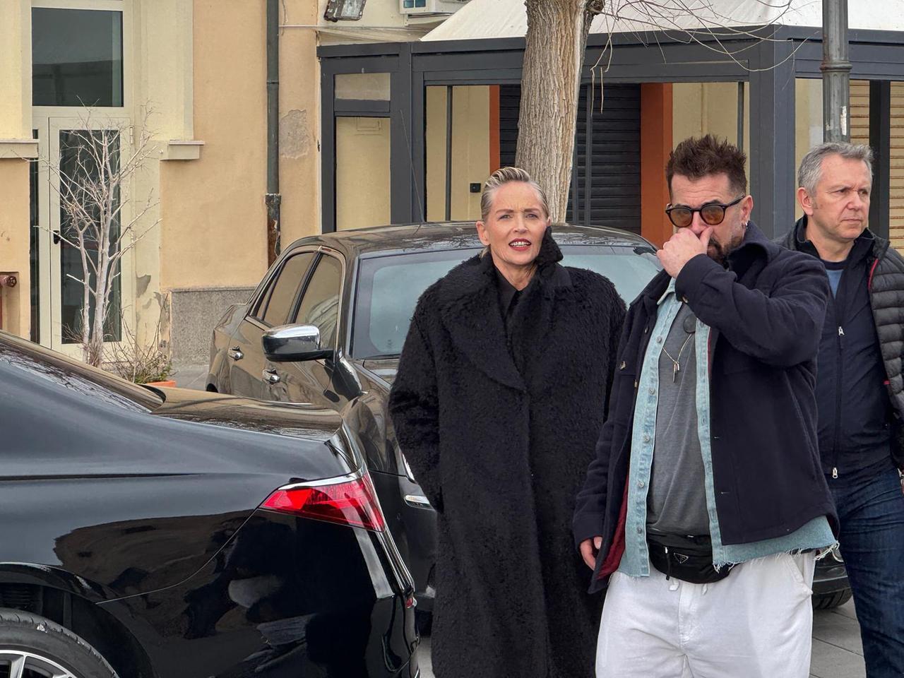 Sharon Stone, la diva antidiva immersa tra le bellezze di Alghero