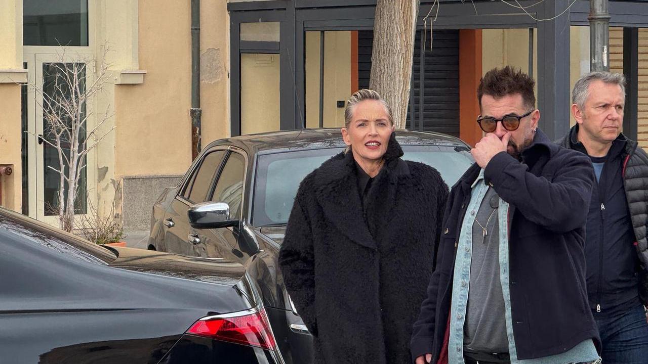 Sharon Stone, la diva antidiva immersa tra le bellezze di Alghero