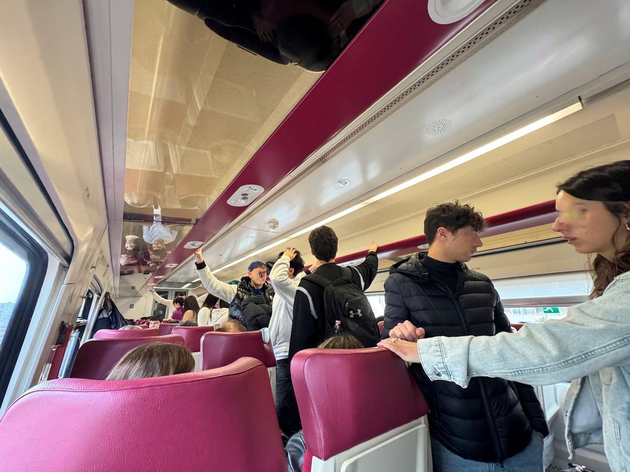 Treni stracarichi e insufficienti, viaggio da incubo per chi si reca a Oristano per la Sartiglia